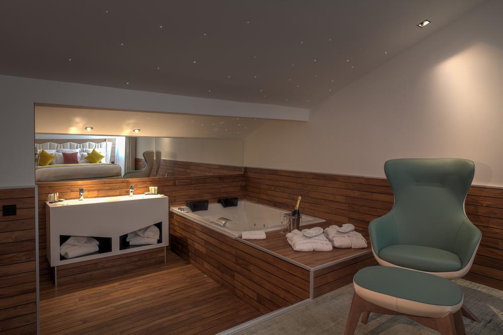 Suite con cama extragrande y bañera